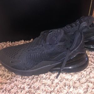 Women’s NIKE Air Max tennis shoes. All black 🖤♠️⚫️ only worn once